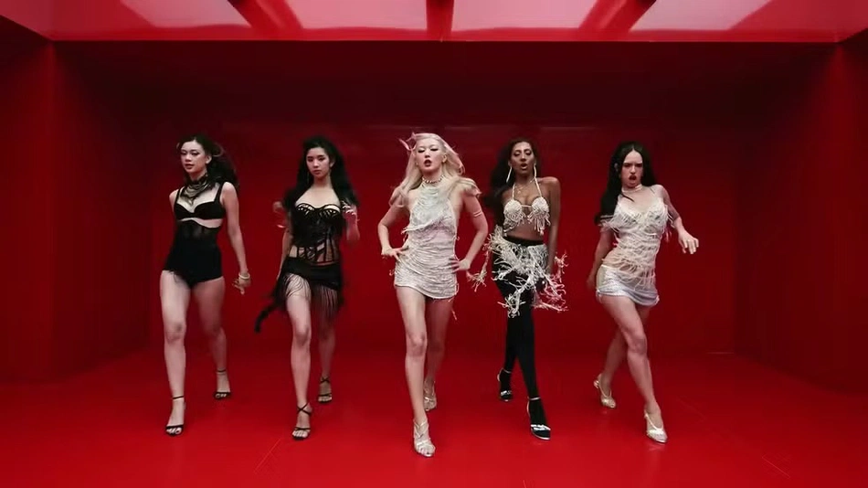 KATSEYE lança clipe de “Animal” com participação especial de Demi Moore