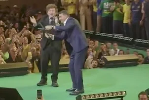 Milei dança com Flávio Bolsonaro em lançamento de candidatura