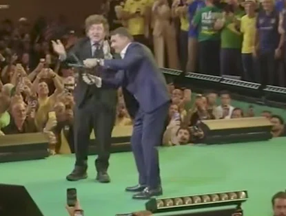 Milei dança com Flávio Bolsonaro em lançamento de candidatura à presidência