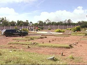   A Pol&iacute;cia Civil de Divin&oacute;polis, no Centro-Oeste de Minas Gerais, continua as investiga&ccedil;&otilde;es para descobrir de quem &eacute; a ossada encontrada em um t&uacute;mulo no Cemit&eacute;rio Parque do Esp&iacute;ri(Imagem:Reprodu&ccedil;&atilde;o)