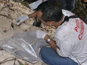 Arma foi encontrada por peritos em duna da Avenida Litorânea(Imagem:Reprodução)
