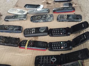 Celulares foram encontrados em ralos de banheiros, buracos e at&eacute; em livros(Imagem:Marco Freitas)