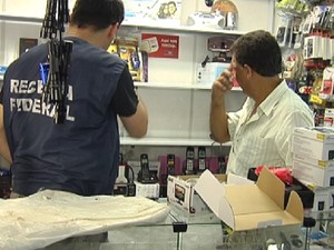 Funcionário da Receita Federal fiscaliza loja no camelódromo de Rio Preto (Imagem:Reprodução)
