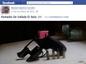 Mulher postou ainda fotos de arma e munições(Imagem:Reprodução/Facebook)