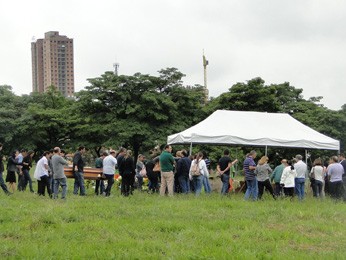 Parentes e amigos se despedem de Rita de C&aacute;ssia nesta sexta-feira (11).(Imagem:Reprodu&ccedil;&atilde;o)