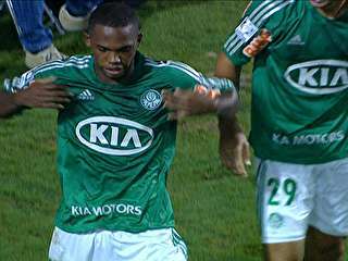 Patrick Vieira comemora seu gol(Imagem:Reprodução) Patrick Vieira comemora seu gol(Imagem:Reprodução)