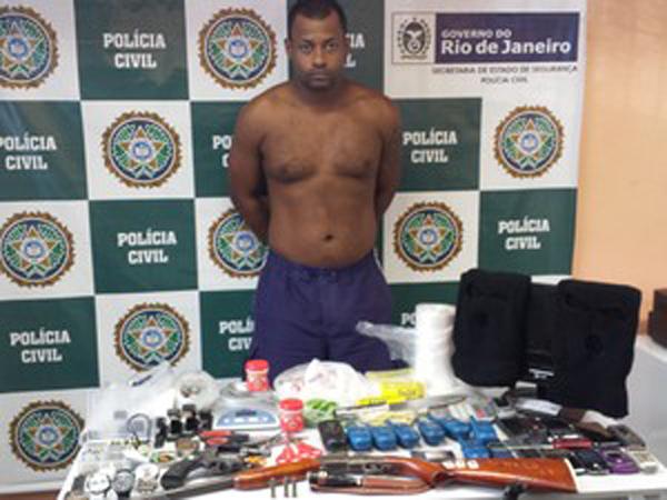 Suspeito e mercadorias roubadas(Imagem:Reprodu&ccedil;&atilde;o)