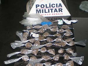 Suspeito tamb&eacute;m estava com buchas de coca&iacute;na.(Imagem:Pol&iacute;cia Militar/Arquivo Pessoal)