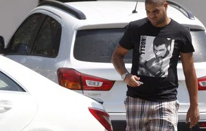 Adriano tenta dar fim ao caso envolvendo Adriene