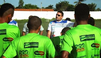 Jorge Pinheiro conversa com os jogadores após derrota para Cori-Sabbá.