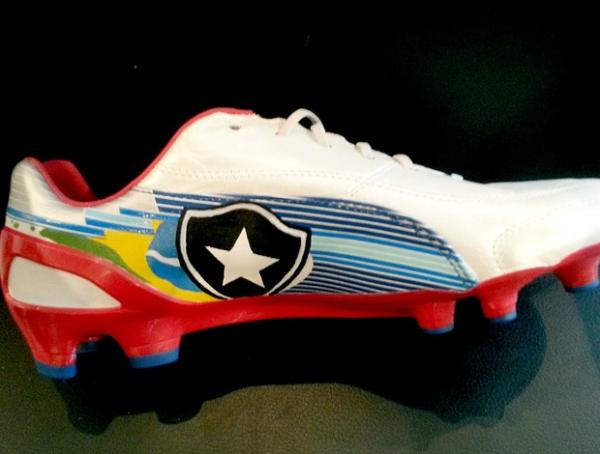 A chuteira de Jadson com o escudo do Botafogo e a bandeira do Brasil para o Sul-Americano (Imagem:Divulgação)