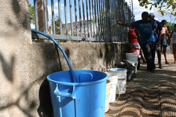 População de Teresina faz filas em busca de água - Viagora