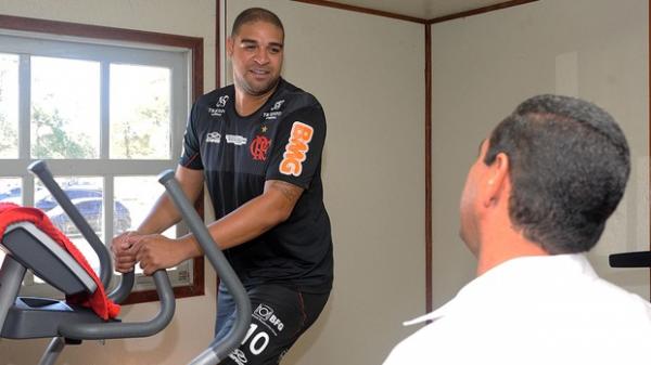 A gente se fala no olhar: Adriano faz musculação acompanhado por Zinho, que chegou ao limite com as ausências do atacante(Imagem:Reprodução)