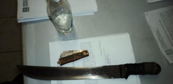 A polícia apreende um facão e um canivete(Imagem:Proparnaiba.com)