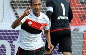 Liedson comemorando o seu gol contra o Atlético-GO
