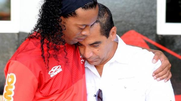 Abraços e carinhos: Zinho apostou em Ronaldinho, abraçou a causa, mas as indisciplinas do jogador decepcionaram o diretor de futebol do Flamengo(Imagem:Reprodução)