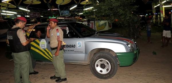 Acusado Raimundo Nonato dos Santos dentro da viatura.(Imagem:Reprodu&ccedil;&atilde;o)