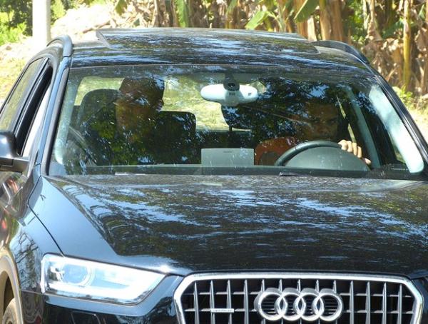 Adriano deixa o CT com motorista ap&oacute;s treinar sob sol forte (Imagem:Reprodu&ccedil;&atilde;o)