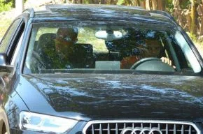 Adriano deixa o CT com motorista após treinar sob sol forte
