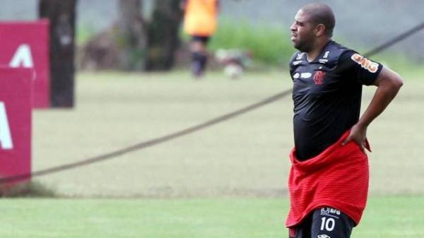 Adriano est&aacute; com a cabe&ccedil;a a pr&ecirc;mio(Imagem:Cezar Loureiro)