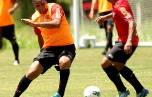 Adriano participa de treino do Fla nesta terça