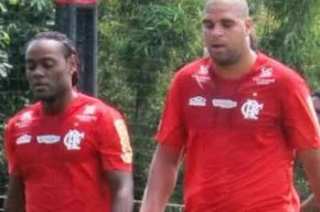 Adriano participa de treino físico com o grupo do Fla