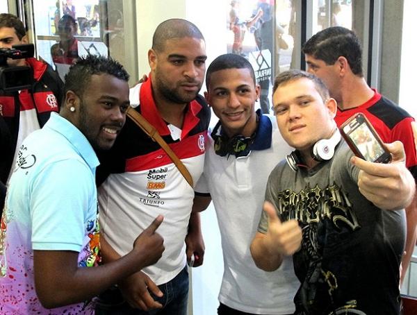 Adriano posa para fotos com torcedores no saguão do aeroporto(Imagem:Reprodução)