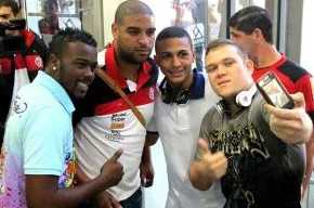 Adriano posa para fotos com torcedores no saguão do aeroporto