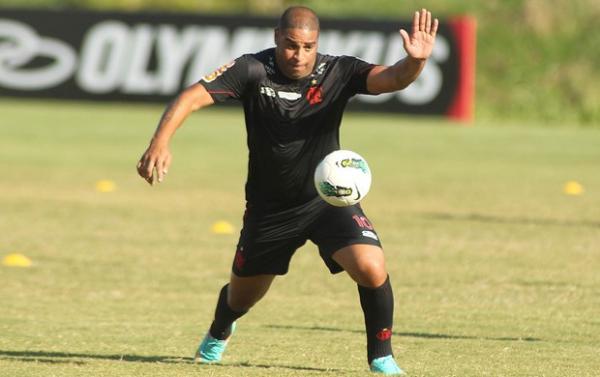 Adriano tenta o dom&iacute;nio no treino do Flamengo (Imagem: Bernardo Monteiro / VIPCOMM))