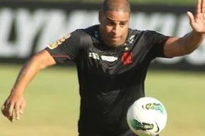 Adriano tenta o domínio no treino do Flamengo