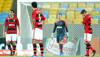 Adryan lamenta na derrota do Fla para o Atlético-PR.