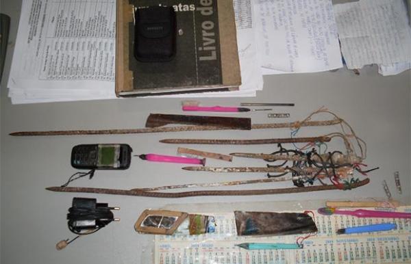 Agentes apreendem armas e celulares(Imagem:Reprodu&ccedil;&atilde;o)