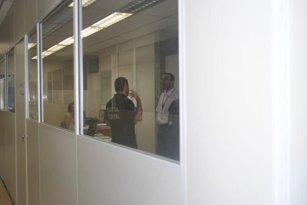 Agentes da Policial federal  na área financeira da Agespisa(Imagem:Reprodução)