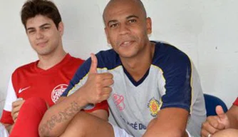 Alex Silva durante pelada beneficente no interior de São Paulo