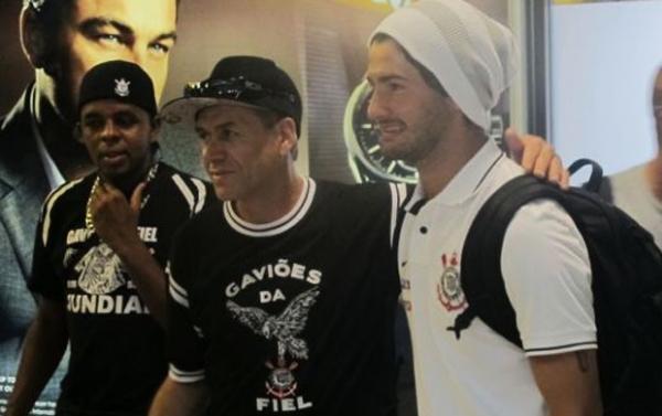 Alexandre Pato foi muito tietado por torcedores do Corinthians no aeroporto(Imagem:Reprodução)