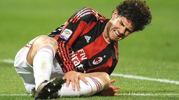 Alexandre Pato se machuca pelo Milan... cena comum nas últimas temporadas(Imagem:Reprodução)