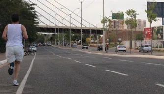 Alguns poucos carros e pessoas na Avenida Raul Lopes