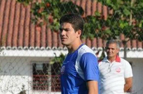 Alison deixará a zaga e vai para o meio-campo
