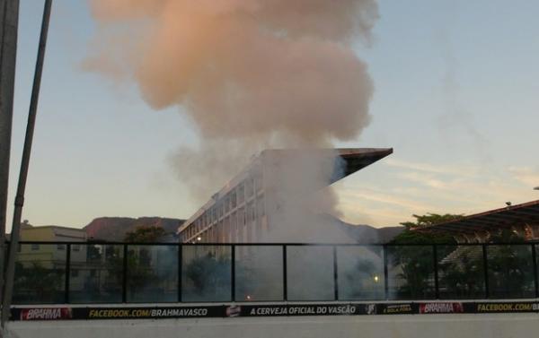 Alvorada com fogos às 6h da manhã acorda os vascaínos para a festa(Imagem:Bryan Clem/Vasco.com.br)