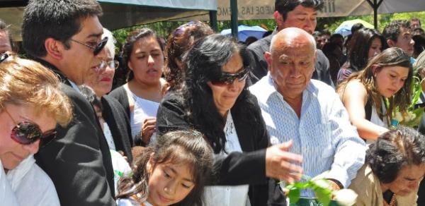 Amigos e familiares se despedem do adolescente boliviano Kevin Espada(Imagem:Reprodução)