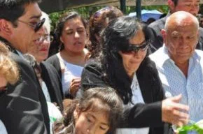 Amigos e familiares se despedem do adolescente boliviano Kevin Espada