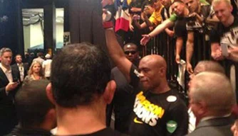 Anderson Silva acena para o público após sua derrota no UFC 162
