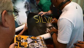 Anderson Silva dá autógrafos a um grupo de fãs na chegada ao hotel em Las Vegas