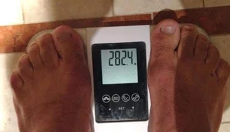 Antonio Pezão com a marca de 282,4 libras, ou 128,09kg