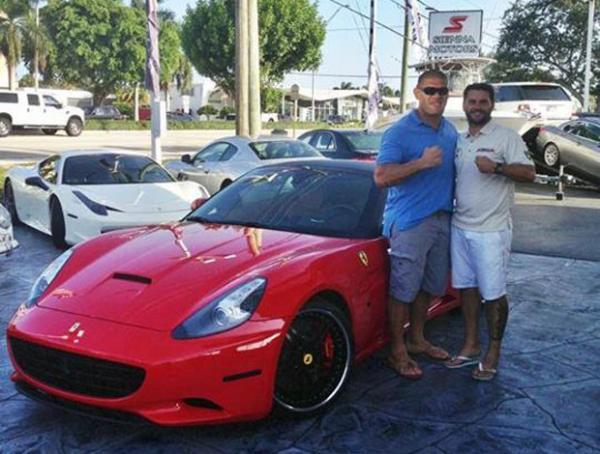 Ant&ocirc;nio Pez&atilde;o posa com a Ferrari ao lado de um amigo em Campina Grande (Imagem:Reprodu&ccedil;&atilde;o)