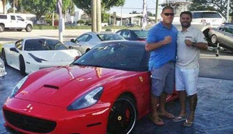 Antônio Pezão posa com a Ferrari ao lado de um amigo em Campina Grande