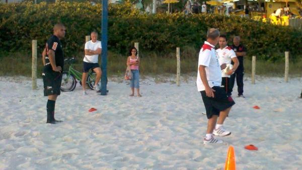 Ao fundo, Dorival observa treinamento de Adriano na praia (Foto: Richard Souza(Imagem:Globoesporte.com)