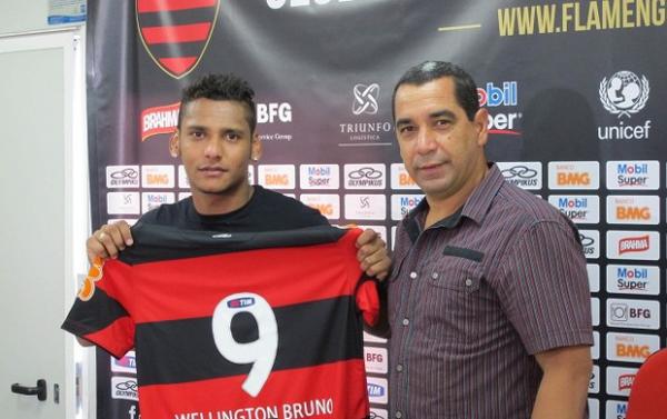 Ao lado de Zinho, Wellington Bruno recebe a camisa 9 do Fla(Imagem:Reprodução)