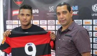 Ao lado de Zinho, Wellington Bruno recebe a camisa 9 do Fla