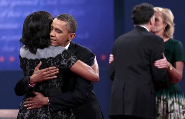 Ap&oacute;s o debate, Obama abra&ccedil;a Michelle, e Romney abra&ccedil;a Ann(Imagem:AFP)